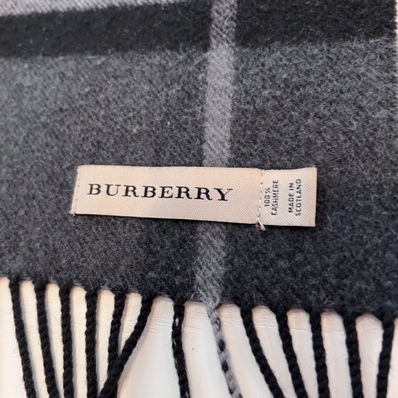 BURBERRY Cashmere Smoked Check Pattern Scarf 70" x 12" - Picture 4 of 5